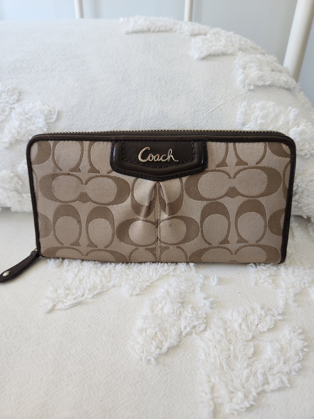 Coach Signature Zip Wallet in Khaki/Chalk
